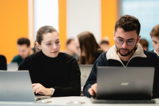 Etudiants en train de travailler