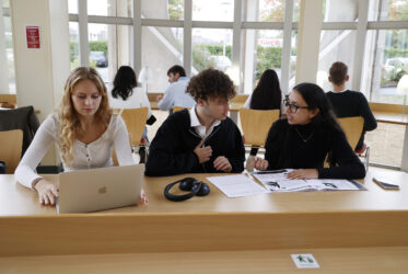 Etudiants en train de travailler