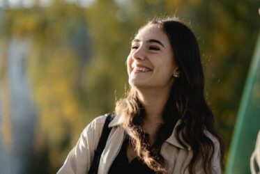 Etudiante souriante en extérieur