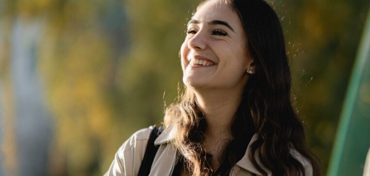 Etudiante souriante en extérieur