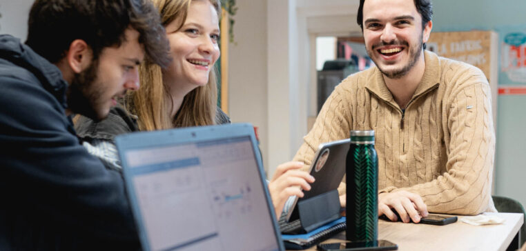 Etudiants en train de travailler