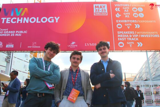 etudiants ESSCA posant devant l'entrée du salon vivatech