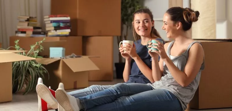 etudiantes assises avec cartons demenagement