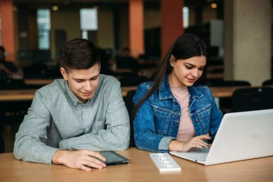 2 etudiants sur leur pc portable